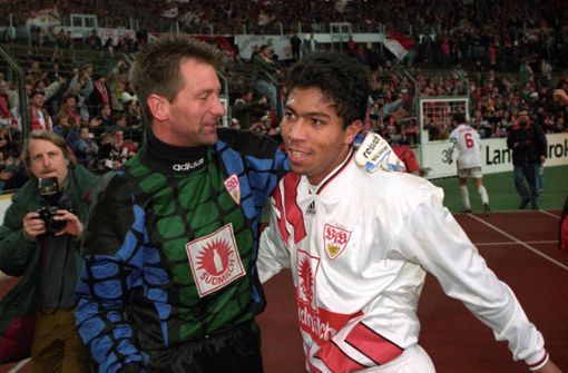 Torwart Eike Immel und Stürmer Giovane Elber feiern den 4:2-Sieg des VfB über Bayer Leverkusen am 1. April 1995. Foto: imago/Rudel