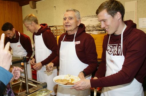 VfB-Trainer Hannes Wolf (rechts) bei der Essensausgabe in der Leonhardskirche. Foto: Pressefoto Baumann
