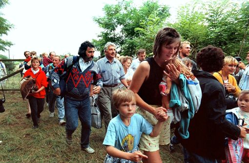 Eigentlich sollt es nur eine Friedensdemonstration mit Picknick werden. Doch dann flohen am 19.08.1989 bei einer kurzfristige Grenzöffnung anlässlich des „Paneuropäisches Picknicks“ auf einer Wiese im ungarischen Sopronpuszta rund 600 DDR-Bürger durch dass Grenztor nach Österreich und damit in den Westen. Foto: dpa