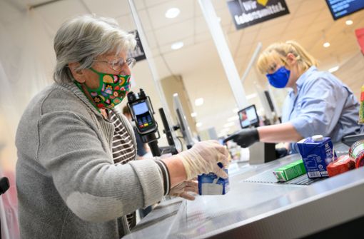 In Meckelburg-Vorpommern könnte die Maskenpflicht im Einzelhandel bald wegfallen. (Symbolbild) Foto: dpa/Sebastian Gollnow