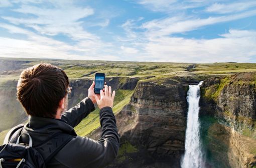 Island ist ein beliebtes Reiseziel. Wer sich großartige Landschaften wie hier den Haifoss Wasserfall ansehen will, muss vor Ort sechs Tage in Quarantäne – oder eine Corona-Impfung nachweisen. Foto: imago/Westend61