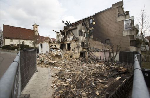 Das völlig zerstörte Einfamilienhaus im Altbacher  Ortszentrum ist zurzeit mit einem Baustellenzaun gesichert. Der Abriss ist wohl unumgänglich. Foto: Horst Rudel