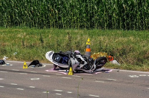 Der Zusammenstoß mit einem Lastwagen endete für den Fahrer dieses Motorrads tödlich. Foto: SDMG