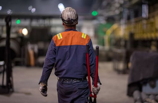 Ein Stahlarbeiter; die Reallöhne sind 2022 in Deutschland gesunken. (Symbolbild) Foto: dpa/Monika Skolimowska