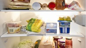 So darf  es im Kühlschrank nicht aussehen, wenn die Lebensmittel länger halten sollen. Welche Produkte im Kühlschrank in welches Fach gehören, sehen Sie in der Bildergalerie. Foto: dpa/Ole Spata