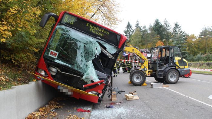 Radlader kracht in Linienbus – Busfahrer ringt mit dem Tod