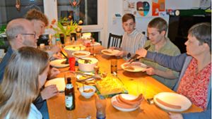 Abendessen mit Familie Kaatze: Franceso bekommt ein Saitenwürstle auf den Teller, Wil schaut interessiert zu. Foto: Langner