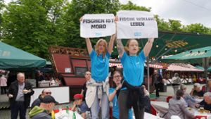 Fischmarkt-Eröffnung auf dem Karlsplatz: Peta-Protest auf dem Fischmarkt in Stuttgart