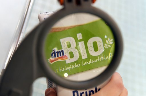 Die Drogeriemarktkette dm hat immer mehr eigene Bio-Produkte im Regal. (Archivfoto) Foto: dpa