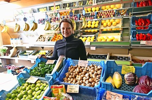 Obst und Gemüse statt Schreibtischjob: Stefanie Wilk führt mit ihrer Mutter Annemarie das Stuttgarter Früchtle am Bismarckplatz. Foto: Björn Springorum
