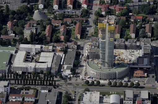 Der Wohnturm, der jetzt seine Endhöhe erreicht hat, auf einem Luftbild. Foto: Werner Kuhnle