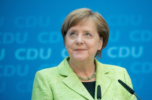 Der freudige Blick hinauf zu den applaudierenden Christdemokraten im Adenauer-Haus: Dort konnte die CDU-Vorsitzende Angela Merkel nach langer Zeit wieder einmal ein Erfolgserlebnis feiern. Foto: dpa
