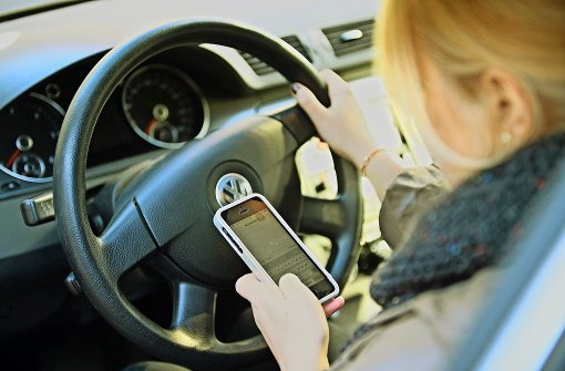 Derzeit dürfen Autofahrer laut Paragraf 23 der Straßenverkehrsordnung „ein Mobil- oder Autotelefon nicht benutzen, wenn hierfür das Mobiltelefon oder der Hörer des Autotelefons aufgenommen oder gehalten werden muss“. Foto: dpa