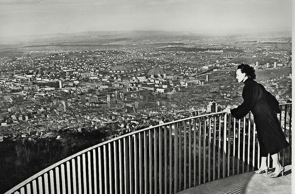 1956 war das Geländer auf der oberen Plattform des Fernsehturms nicht sehr hoch.