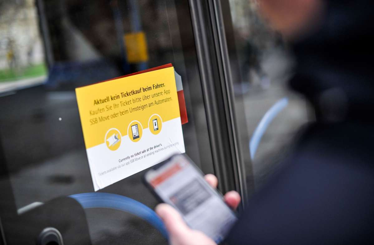 Das Landratsamt rät Fahrgästen, sich in der in der App VVS Mobil zu informieren, wann welcher Bus fährt. Foto: Lichtgut/Max Kovalenko