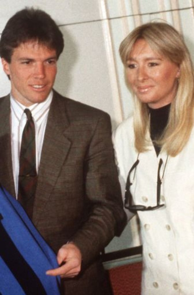 Auf seinem Weg zum Fußballweltstar wird Lothar Matthäus von Sylvia, Ehefrau Nummer 1 begleitet. Von 1981 an sind der gelernte Raumausstatter aus Herzogenaurach und die Erzieherin verheiratet, Sylvia begleitet ihren Lothar sogar zu Inter Mailand. 1992 trennt sich das Paar, das zwei gemeinsame Töchter hat.