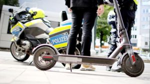 Polizei stoppt E-Scooter mit Bierkiste