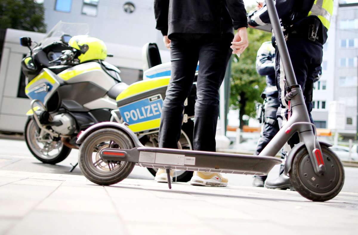 Bei einer Kontrolle hat die Polizei den betrunkenen E-Scooter-Fahrer ertappt. Foto: dpa/Martin Gerten