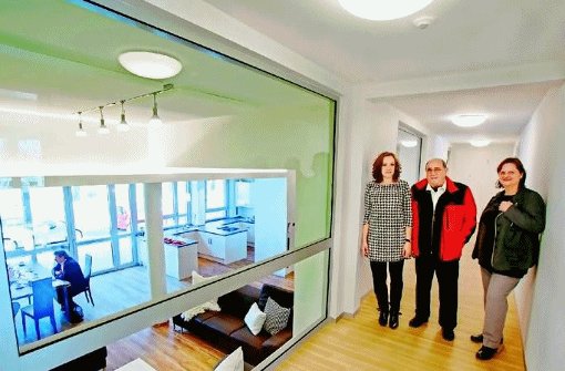 Schauen sich schon einmal in ihrem neuen Zuhause um (v. r. n. l.): Brigitte K. und Karl C. mit LBG-Mitarbeiterin Bettina Stahl. Foto: Mierendorf