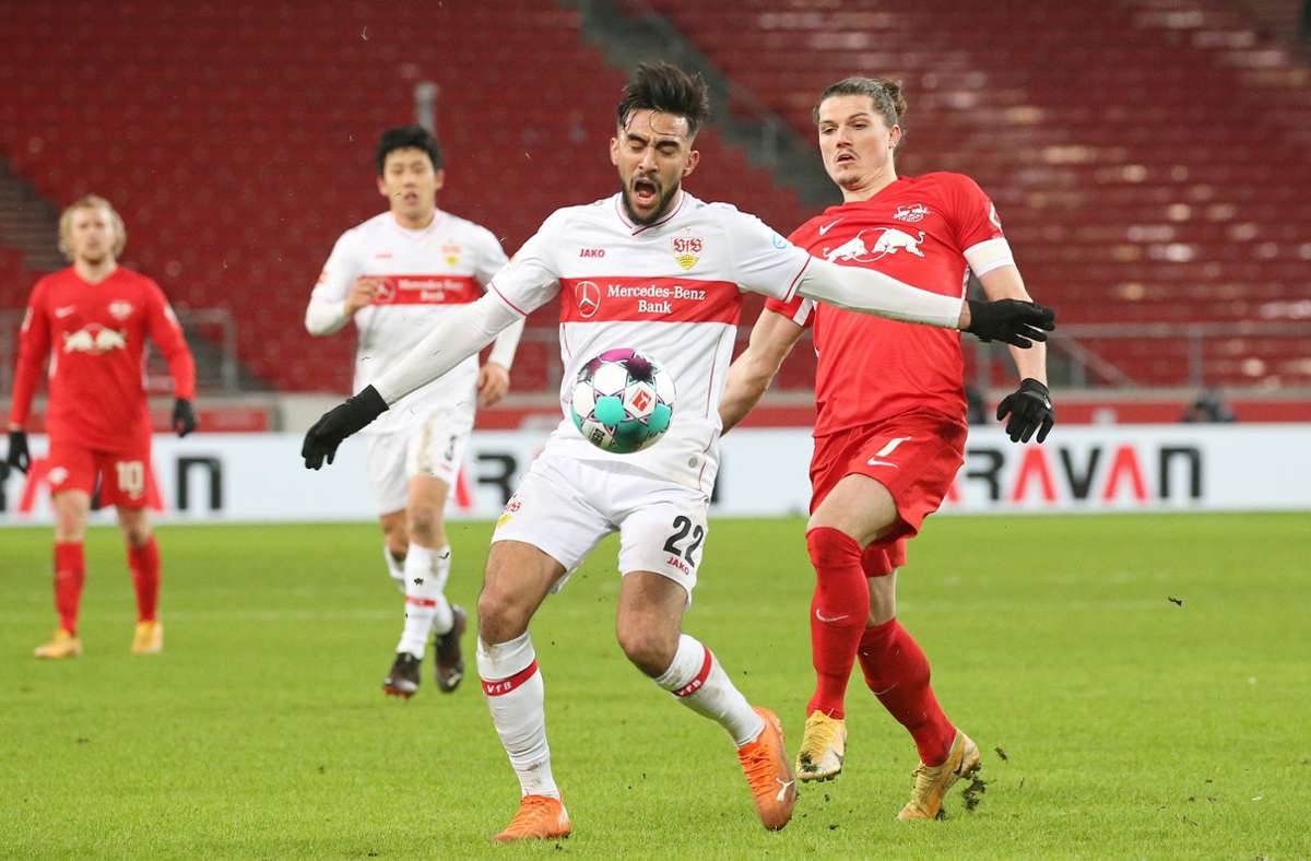 Nicolas Gonzalez (links) hat gegen RB Leipzig einen schweren Stand. Der Stürmer des VfB schirmt hier den Ball gegen Marcel Sabitzer ab.