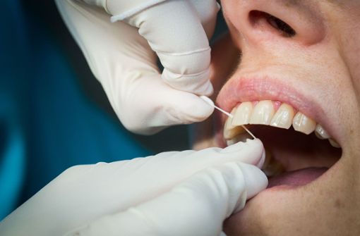 Eine professionelle Zahnreinigung kostet 80 bis 120 Euro, doch der medizinische Nutzen ist umstritten. Foto: Frank Rumpenhorst/dpa-tmn