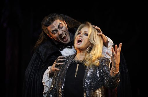 Bonnie Tyler singt mit  Filippo Strocchi, dem Krolock, ein Duett zum 25. Geburtstag von „Tanz der Vampire“. Foto: /Julian Rettig