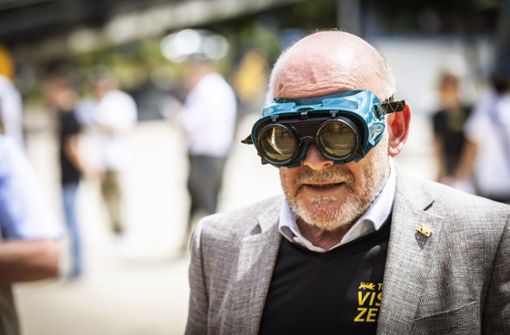 Verkehrsminister Winfried Hermann mit einer Brille, die eine verminderte Sehkraft erfahrbar macht. Foto: Lichtgut/Julian Rettig