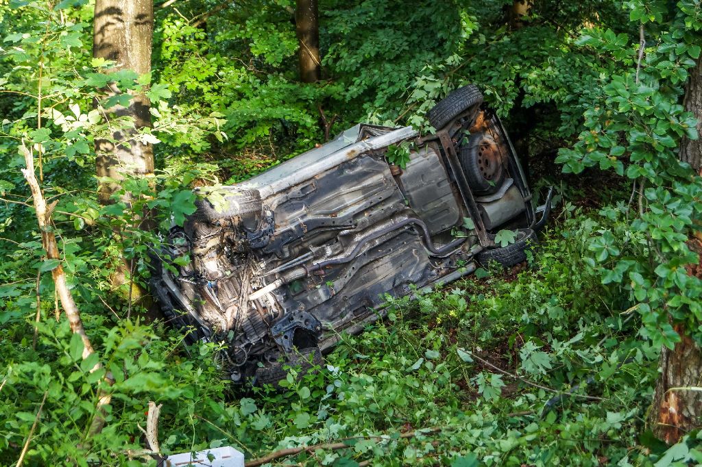 Wegen überhöhter Geschwindigkeit hat ein 48-Jähriger am Samstagabend in Großerlach die Kontrolle über seinen Wagen verloren und hat sich bei dem Unfall schwere Verletzungen zugezogen.