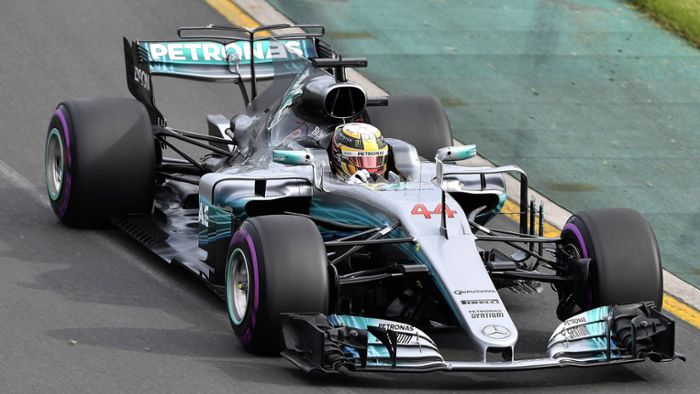 Mercedes-Pilot Hamilton setzt Trainingsbestzeit