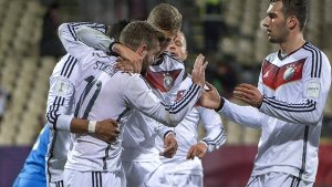 Die deutsche U20-Nationalmannschaft bejubelt bei dem WM in Neuseeland den 3:0-Erfolg gegen Usbekistan.  Foto: SNPA