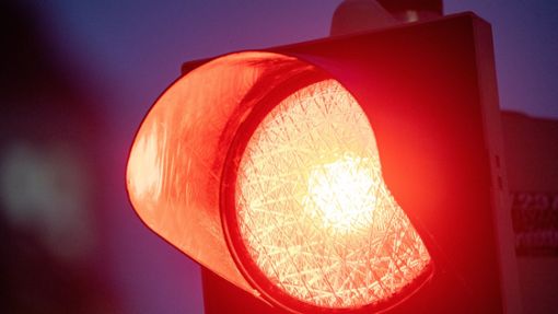 Weil sie laut Polizei eine rote Ampel missachtet haben, haben drei Fahrerinnen Unfälle im Kreis Esslingen provoziert. Foto: dpa//Stefan Sauer