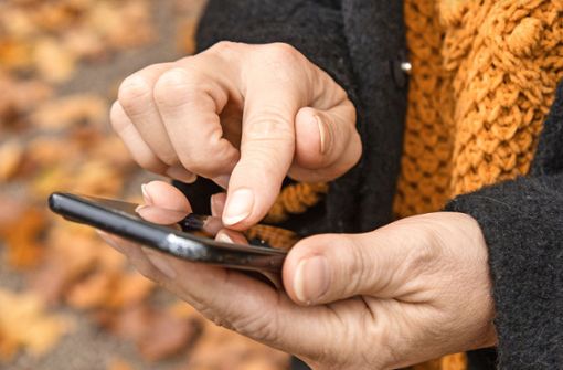 Betrüger versuchen, per Schockanruf, SMS oder WhatsApp-Nachricht Kasse zu machen – häufig bei älteren Menschen. Foto: dpa/Christin Klose