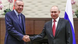 Russland, Sotschi: Wladimir Putin (r), Präsident von Russland, und Recep Tayyip Erdogan, Präsident der Türkei, schütteln sich während ihres Treffens 2021 in der russischen Staatsresidenz Bocharov Ruchey die Hände. Foto: dpa/Vladimir Smirnov