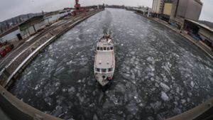 Das Motorschiff „Stadt Stuttgart“ durchpflügt die arktischen Eisschollen im Neckar. Foto: Lichtgut/Max Kovalenko