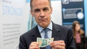 Mark Carney, Chef der Bank of England, zeigt stolz die neue Fünf-Pfund-Note. Wie viele Pfund die Briten sparen, wenn sie nicht mehr in der EU sind, ist jetzt eine heiß diskutierte Frage. Foto: dpa