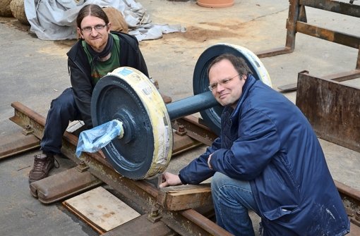 Wolfram Berner (links) und  Hans-Joachim Knupfer begutachten das Kleindenkmal auf dem Bauhofgelände. Foto: Christian Kempf