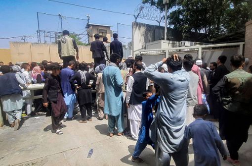Afghanen versammeln sich vor der französischen Botschaft in Kabul und warten darauf, das Land zu verlassen. Foto: AFP/ZAKERIA HASHIMI