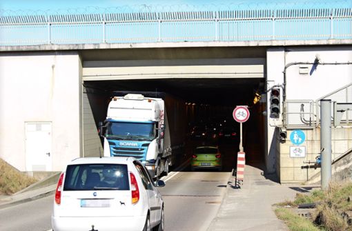 Im Flughafentunnel geht es eng zu. Radfahrer müssen sich mit Fußgängern den schmalen Gehweg teilen. Foto: Caroline Holowiecki
