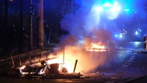 In Leipzig gab es eine brennende Barrikade auf einer Straße. Foto: dpa/Sebastian Willnow