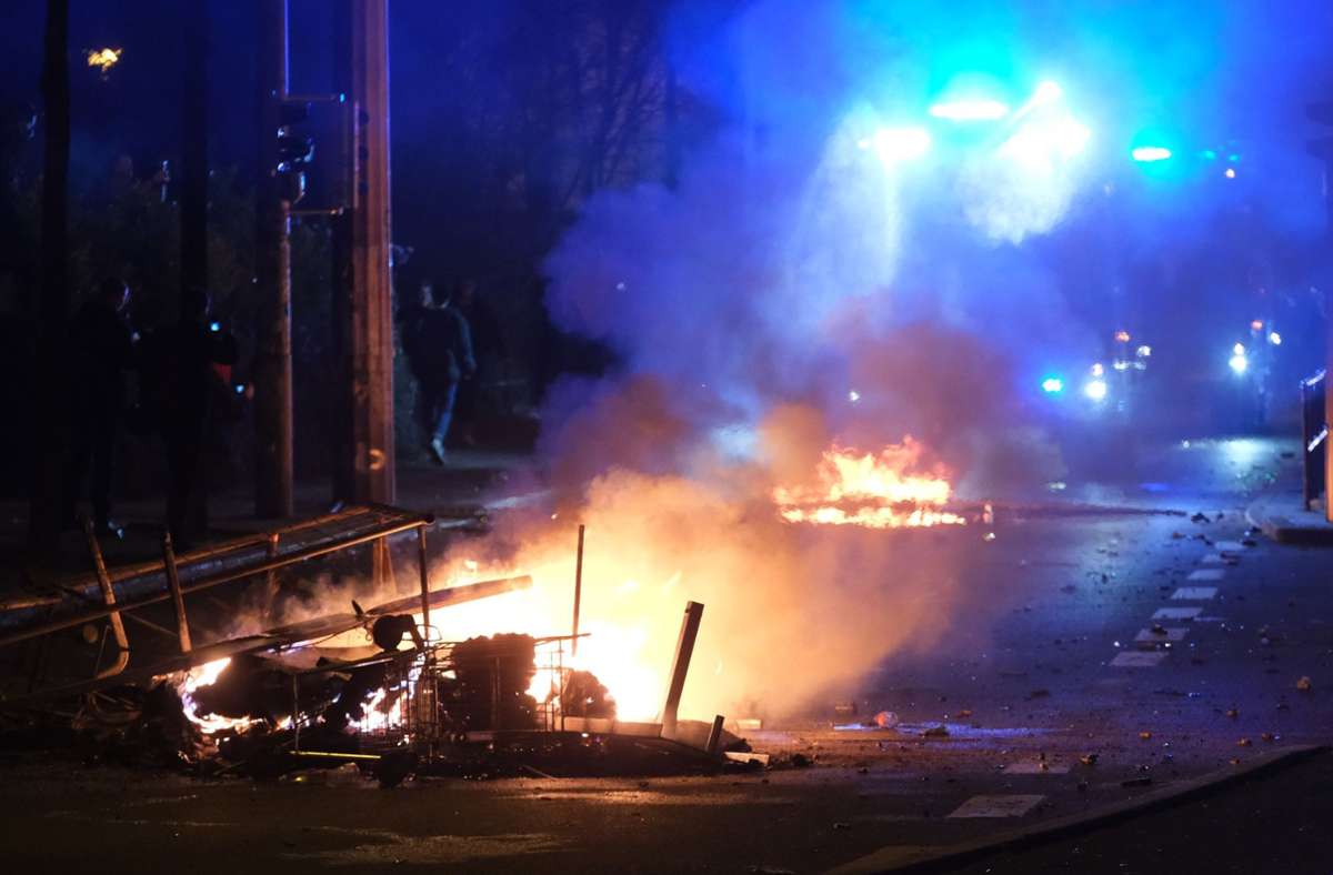 In Leipzig gab es eine brennende Barrikade auf einer Straße. Foto: dpa/Sebastian Willnow