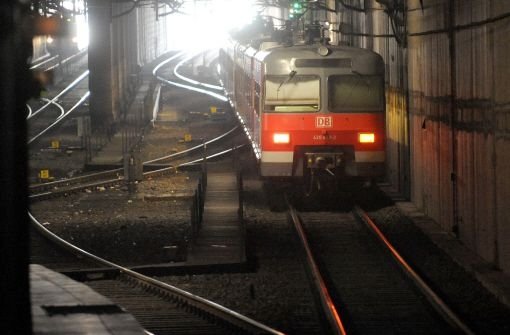 Eine S-Bahn fährt in Stuttgarter Hauptbahnhof ein. Foto: dpa
