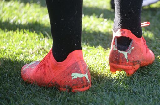 Der rechte Schuh von VfB-Stürmer Thomas Kastanaras ist hinten aufgeschnitten. Foto: Baumann/Hansjürgen Britsch