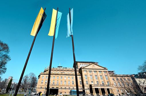 Während der Landtagsdebatte weht neben den Flaggen Europas und Baden-Württembergs auch die der Ukraine vor dem Landtag. Foto: dpa/Bernd Weißbrod