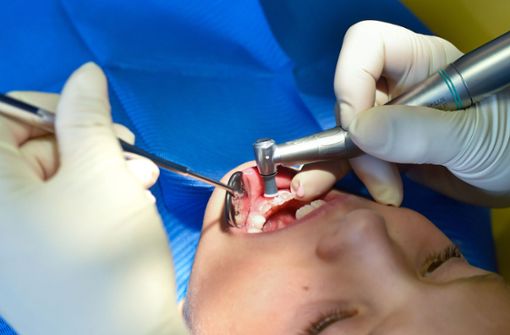 Eine umfangreiche Zahnbehandlung kostet viel Geld. Foto: dpa-tmn/Patrick Pleul