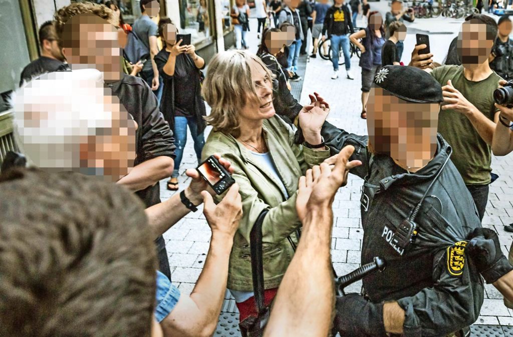 Die Szene, die die Polizei aufarbeiten will: Ein Polizist geht die linke Aktivistin Janka Kluge heftig an. Foto: Lichtgut/Julian Rettig