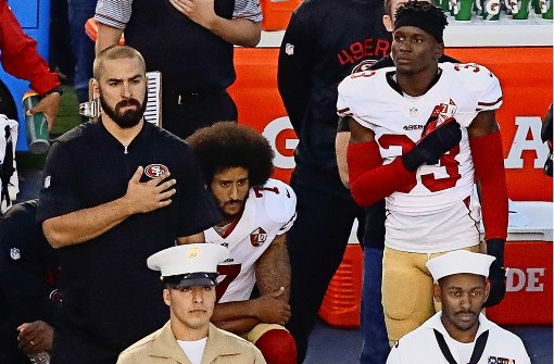 Colin Kaepernick kniet aus Protest während der Nationalhymne vor dem Spiel. Foto: AP
