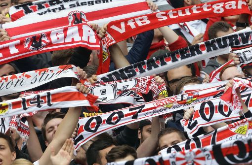 Beim VfB Stuttgart singen sich die Fans für den möglichen Aufstieg warm. Foto: Pressefoto Baumann