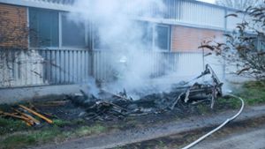 Unbekannte brennen Wohnwagen nieder – Polizei sucht Zeugen