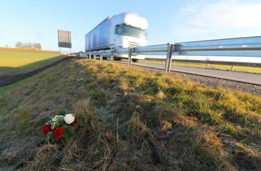 Blumen am Straßenrand nach dem dreifach tödlichen Unfall am 29. November 2019 auf der B 464 Foto: Archiv/Siegfried Dannecker