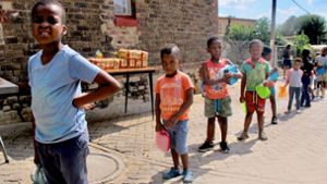 Die Schlange wird jeden Tag länger: Kinder holen sich während des Lockdowns im Johannesburger Township Alexandra das tägliche Mittagessen ab. Foto: Johannes Dieterich